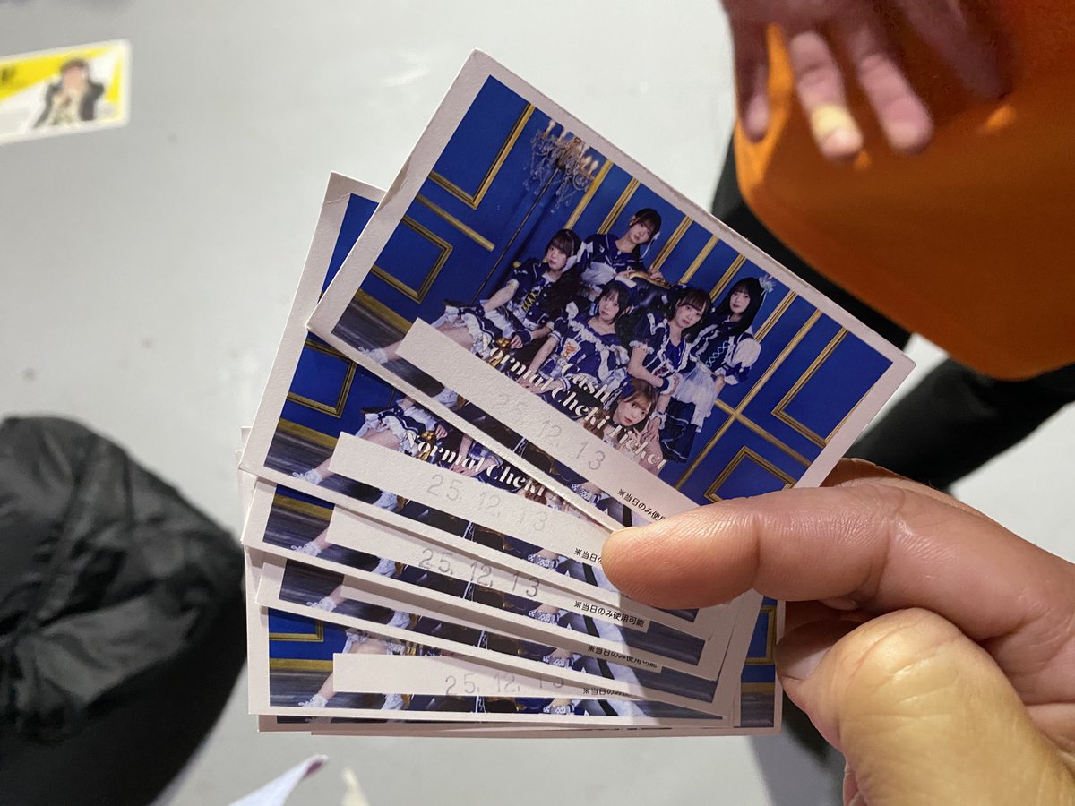ライブ終わってシャニパレとフラビのチェキ券購入。 これから特典会に
