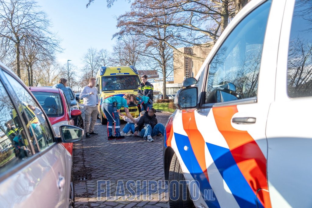 Fietser gewond na klap tegen deur