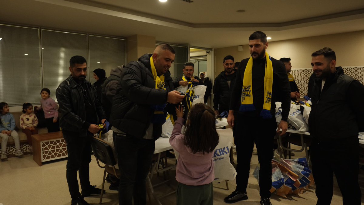 DevilsofGFB's tweet photo. Çocuklar Gülsün, Dünya Gülsün.
Fenerbahçe sevgisini ebediyen yaşatmak için küçük kardeşlerimizin gönlüne Fenerbahçe’yi aşıladık. Sefa Ağabeyimiz adına hayırda bulunmak için kardeşlerimizin yanında olduk.
#GFBDEVILS https://t.co/3MF6LdpukR