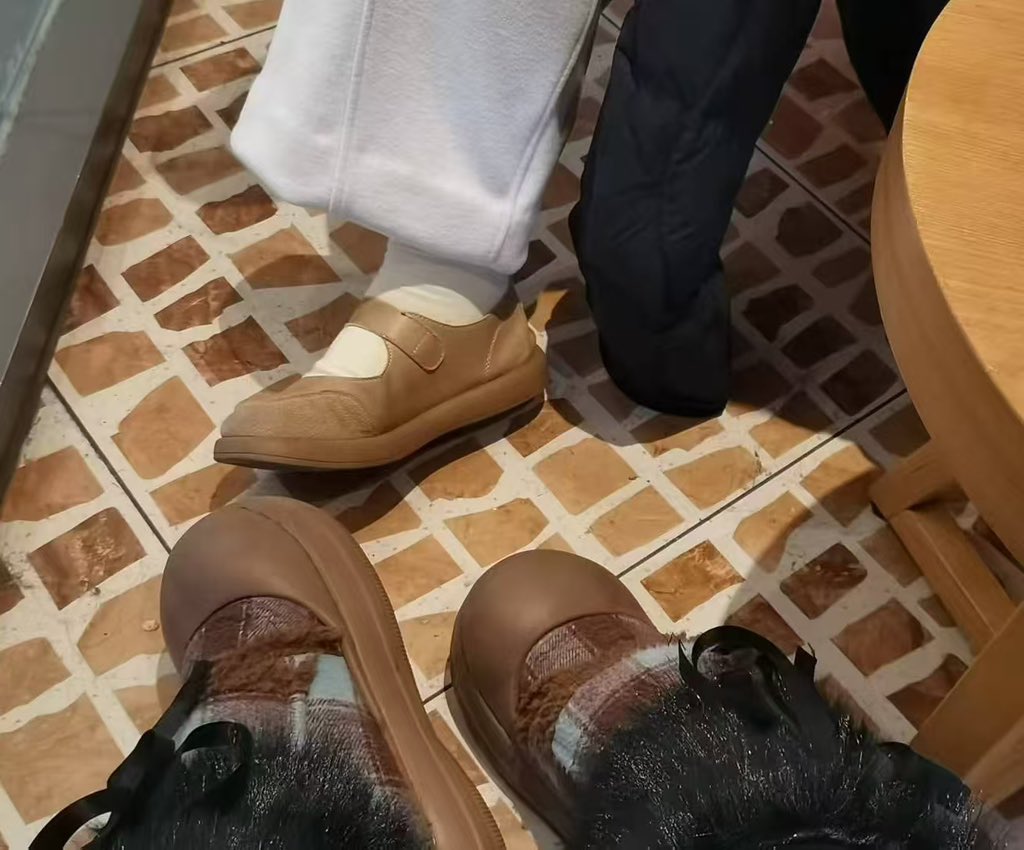 你两个女高祖宗一起把你踩在脚下，你他妈的就要爽翻了吧
#ATM奴 #吸金 #账单奴 #无脑贡 #报销奴 #ATM打钱奴 #匿名贡 #压榨奴 #工资奴 #贡奴 #金钱压榨 #狗奴 #账单奴 #贡畜 #无脑贡 #榨金 #大额奴