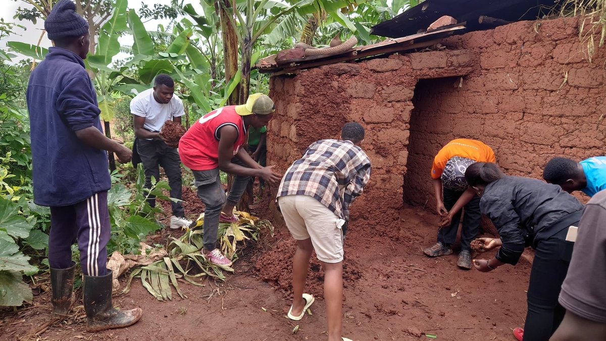 MutenderiV's tweet photo. Uyu munsi urubyiruko rwa @MutenderiV na @MutenderiNyc bazindukiye mu muganda wabereye mu Kagali ka #Muzingira muri @Mutenderi_Sect
Aho basubirije, bavugurura  ubwiherero butatu(3) bw' abaturage batishoboye, banasubiriza igikoni kimwe https://t.co/KK6dSahmNm