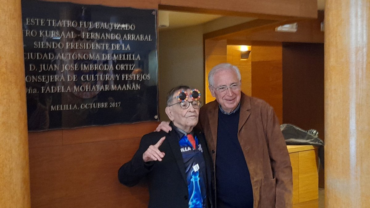 Rivers_Mikel's tweet image. 👏 El milenarismo ha vuelto a Melilla. 
Fernando Arrabal, el artista melillense más célebre en todo el mundo, ha vuelto a su ciudad natal, donde ha saludado a todo tipo de autoridades y ha recibido un homenaje en el teatro que lleva su nombre: Teatro Kursaal-Fernando Arrabal