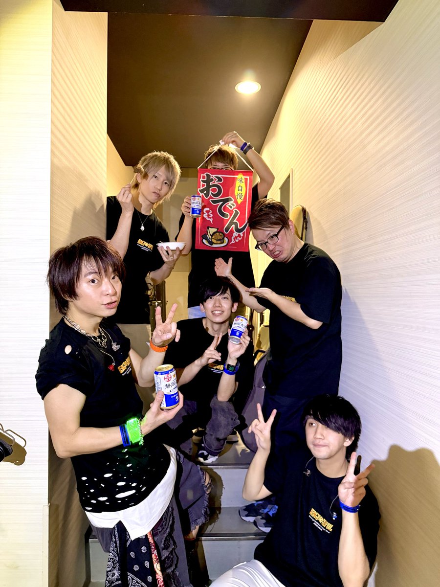 VERYGOO_JP's tweet photo. 【睦月周平/馬渕直純】

Kiramune Presents
Tetsuya Kakihara Live Tour 2025-2026
ENJOYFUL!!!!!!!!!!!!!!!

静岡公演終了🍵‼️
睦月周平と馬渕直純がギターで参加しています🎸
本日もありがとうございました🙇

お寿司🍣とバンドメンバー&MP能登さん🎶
そして徹也さんと✨

次回、愛知公演もよろしくお願いいたします🔥

#柿原徹也
#Kiramune 
#ENJOYFUL