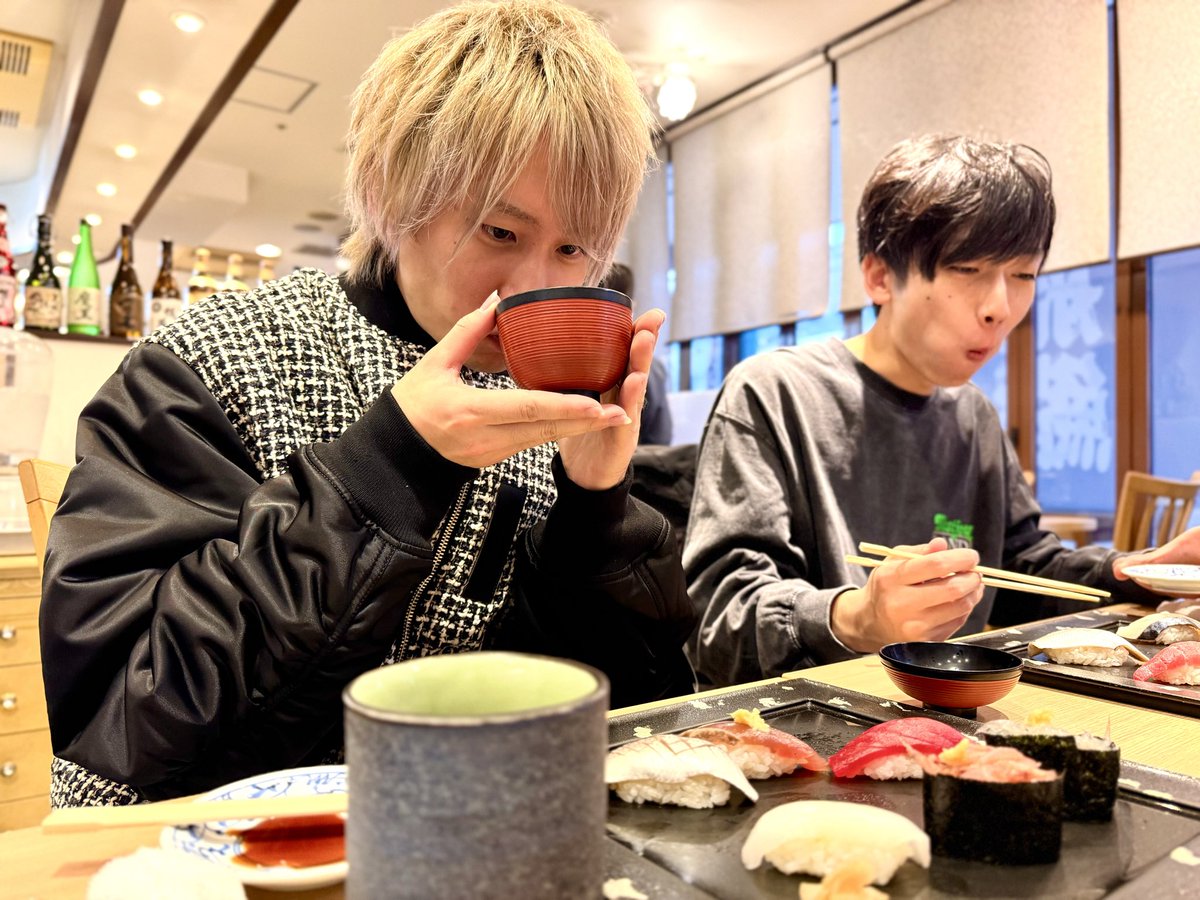 VERYGOO_JP's tweet photo. 【睦月周平/馬渕直純】

Kiramune Presents
Tetsuya Kakihara Live Tour 2025-2026
ENJOYFUL!!!!!!!!!!!!!!!

静岡公演終了🍵‼️
睦月周平と馬渕直純がギターで参加しています🎸
本日もありがとうございました🙇

お寿司🍣とバンドメンバー&MP能登さん🎶
そして徹也さんと✨

次回、愛知公演もよろしくお願いいたします🔥

#柿原徹也
#Kiramune 
#ENJOYFUL