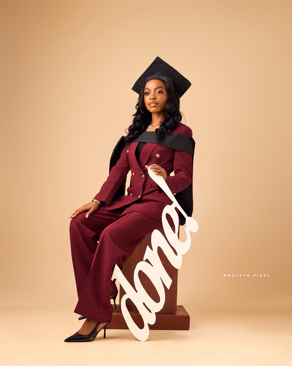 In my first year, after surviving a stampede during one of our GST exams, I called home that I couldn’t do it anymore 😂😭

Now see who made it because of God!!
Reintroducing🤭

TAIWO BISOLA DICKSON LL.B, AICArb(Nig)
Second Class (Hons) UPPER DIVISION (4.11 cgpa)👌🏼