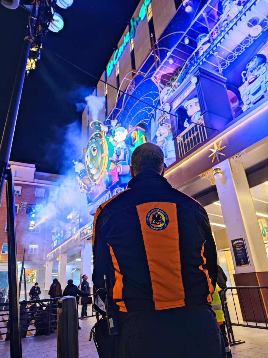 Ya llega la #Navidad!. Estos días veras a nuestras dotaciones por las calles del centro de #Madrid, junto al resto del dispositivo de <a href="/SAMUR_PC/">SAMUR-Protección Civil</a> por si nos necesitas. #MisiónHalcón ✌️