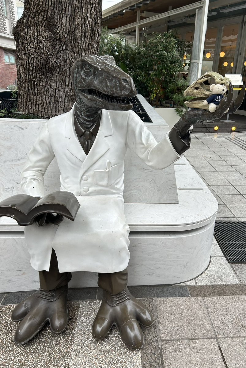 ありました！！ 小田さんの福井公演の際の 恐竜との記念写真 右は