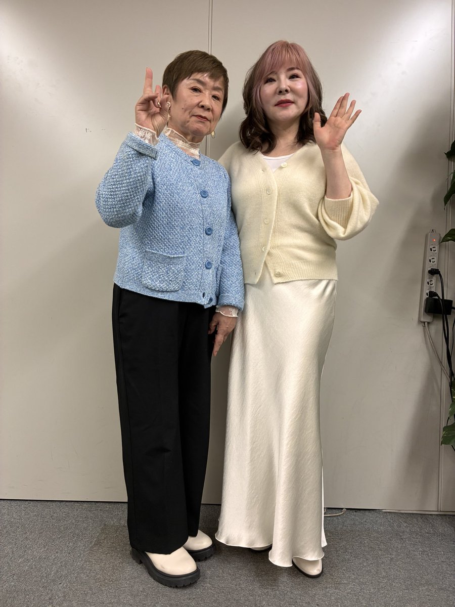tanosii120's tweet photo. 今日、「オーラ美人コーディネーター協会」のメイクアップ講習会を受講してきました。
下地からポイントメイクまで、きちんと教えて頂き、今までの自己流メイクから脱却出来たかな？
今日着て行った洋服を央佳先生から、大絶賛されました❣️
去年購入したユニクロなんですけど？ https://t.co/M4JHDhincl