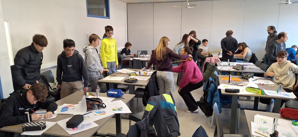 Avui dissabte, els participants del <a href="/7demates/">7deMATES</a> han conegut i dibuixat diferents anamorfismes per acabar trobant la recta de millor visió  óptica.
Moltes gràcies a tots els assistents i ens veiem al gener de l'any que ve!