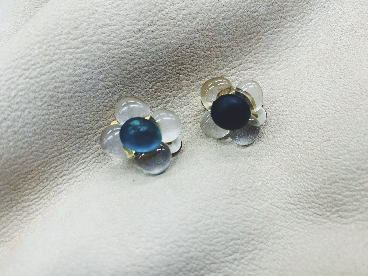 ステンドグラス作家の友人がつくったアクセサリーが美しさと感じる時間をくれた今日。