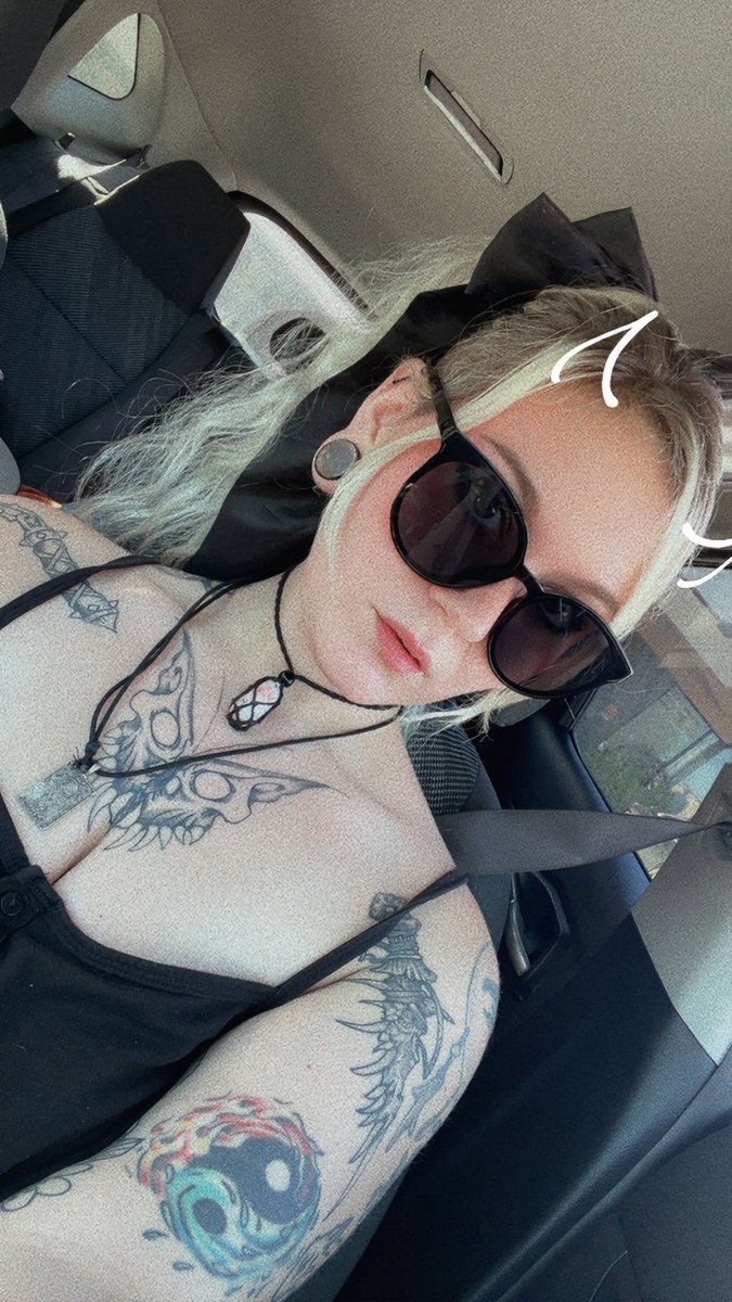 Rave6967's tweet photo. Anyone else missing warm weather today?? Yes you can still be goth and love summer ❤️‍🔥☠️ #gothgirl #gothbabe #tattoosonwomen #onlyfans follow me on 🌶️ rave6967 https://t.co/ch85aeeSEY