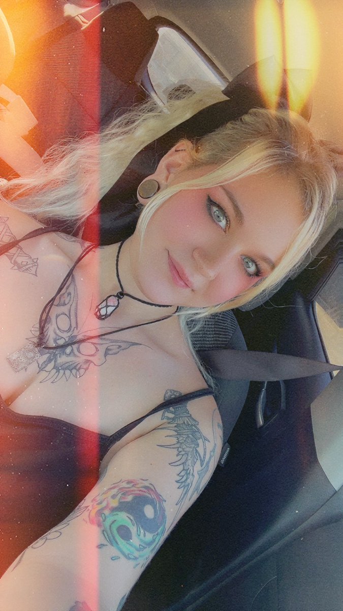 Rave6967's tweet photo. Anyone else missing warm weather today?? Yes you can still be goth and love summer ❤️‍🔥☠️ #gothgirl #gothbabe #tattoosonwomen #onlyfans follow me on 🌶️ rave6967 https://t.co/ch85aeeSEY