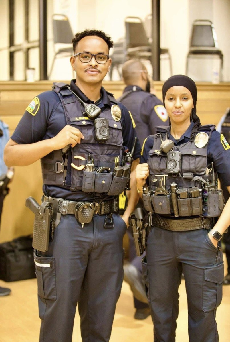 S_Ali0011's tweet image. These hardworking Somali Americans are called garbage by N*****Z1 Group.
Do you agree with the group?
#Somalis #America