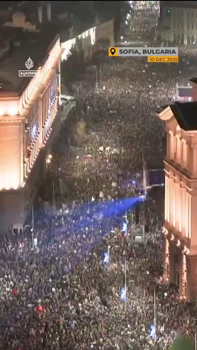 *_بلغاریہ کی ابادی 6.7 میلین ہے_* 

 *_کل تقریباًًًًً دو لاکھ افراد سڑکوں پر نکل آئے_* 
 *_اور کرپٹ حکومت کو گرا دیا_* 
 *_پاکستان 26 کروڑ ہے, 1 کروڑ بھی سڑکوں پر نکل آئے تو ہمیشہ کے لیے آزاد ہوجاینگے!!_*

#خان_کیلئے_ڈٹ_جاؤ
<a href="/TeamS0K/">Shaheen Of Kaptaan</a>
#KhanInSolitaryConfinement