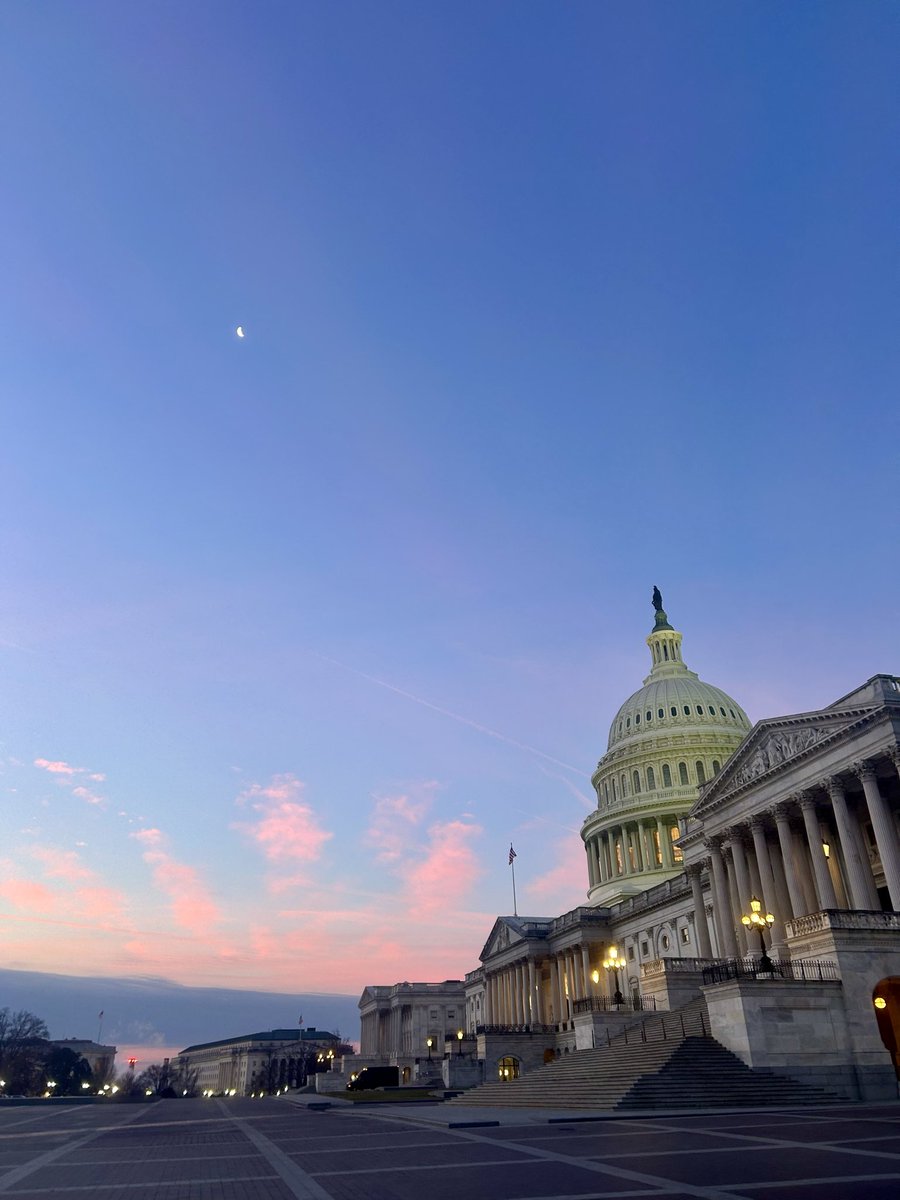 Anne_Marie_G_S's tweet photo. It’s cold, but it never gets old 🌙 ✨ @capitalweather @theHillisHome https://t.co/kRz84o1hMR