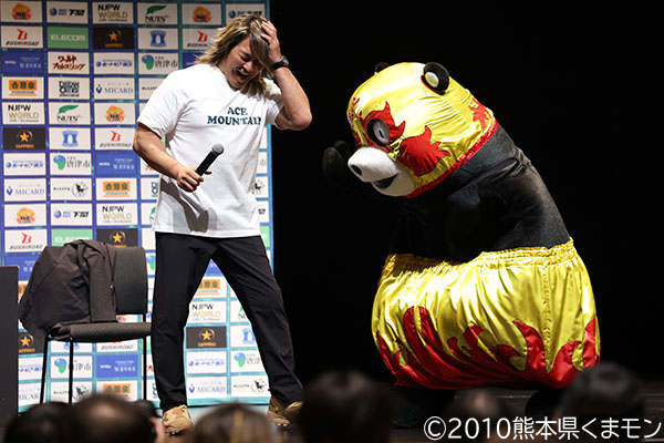 njpw1972's tweet photo. 棚橋弘至とのラストトークショーに阿部リングアナが涙……。

初代くまモンランドヘビー級チャンピオン・火の国くまもとマスク、くまモンがそれぞれサプライズ登場！

最後は「1、2、3、くまモン！」で締めくくり大盛況‼︎

【12.13イベント報告】

https://t.co/7GPvd55qc6

#njwtl https://t.co/P6RPbAv7dF