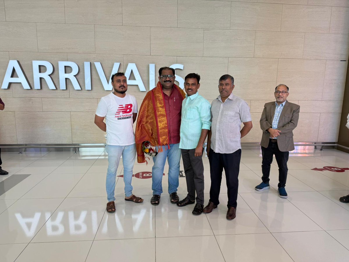 BasheerVallam's tweet photo. பஹ்ரைன் வானூர்தி நிலையத்தில் உற்சாக வரவேற்பளித்த உன்னத உறவுகள் !

பொதுவாழ்வு பயணத்தில் தேடியதெல்லாம் இலட்சிய உறவுகளை  தான் , கழகத்தின் முதன்மைச் செயலாளர் பொறுப்பேற்று இன்று காலை பஹ்ரைன் வந்தடைந்த என்னை உற்சாகம் பொங்க வரவேற்று மகிழ்ந்த இனிய தோழமைகளின் அன்பில் நெகிழ்ந்தேன் . https://t.co/8gp5TEkEV5