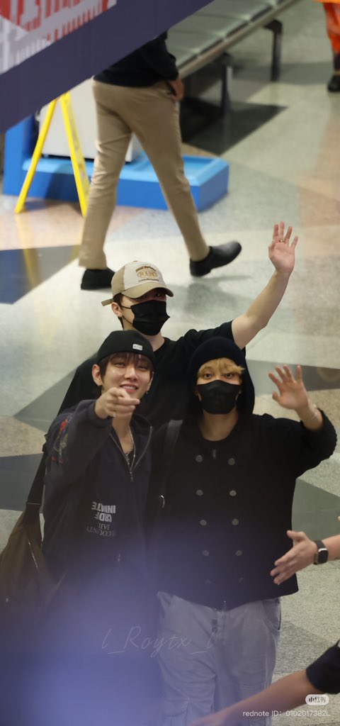 AWW THEY LOOK SO HAPPY🥹🥹🥹
See you tomorrow, dokyeom dino joshua!!🥹🤍

— 251213 Dokyeom at KLIA #도겸