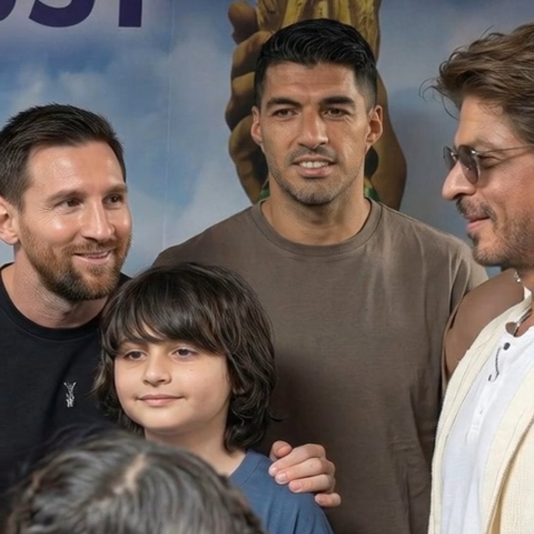 SRKUnited_'s tweet photo. The way they staring at him in awe is just so heart melting to see. https://t.co/aVoKiwYLgq