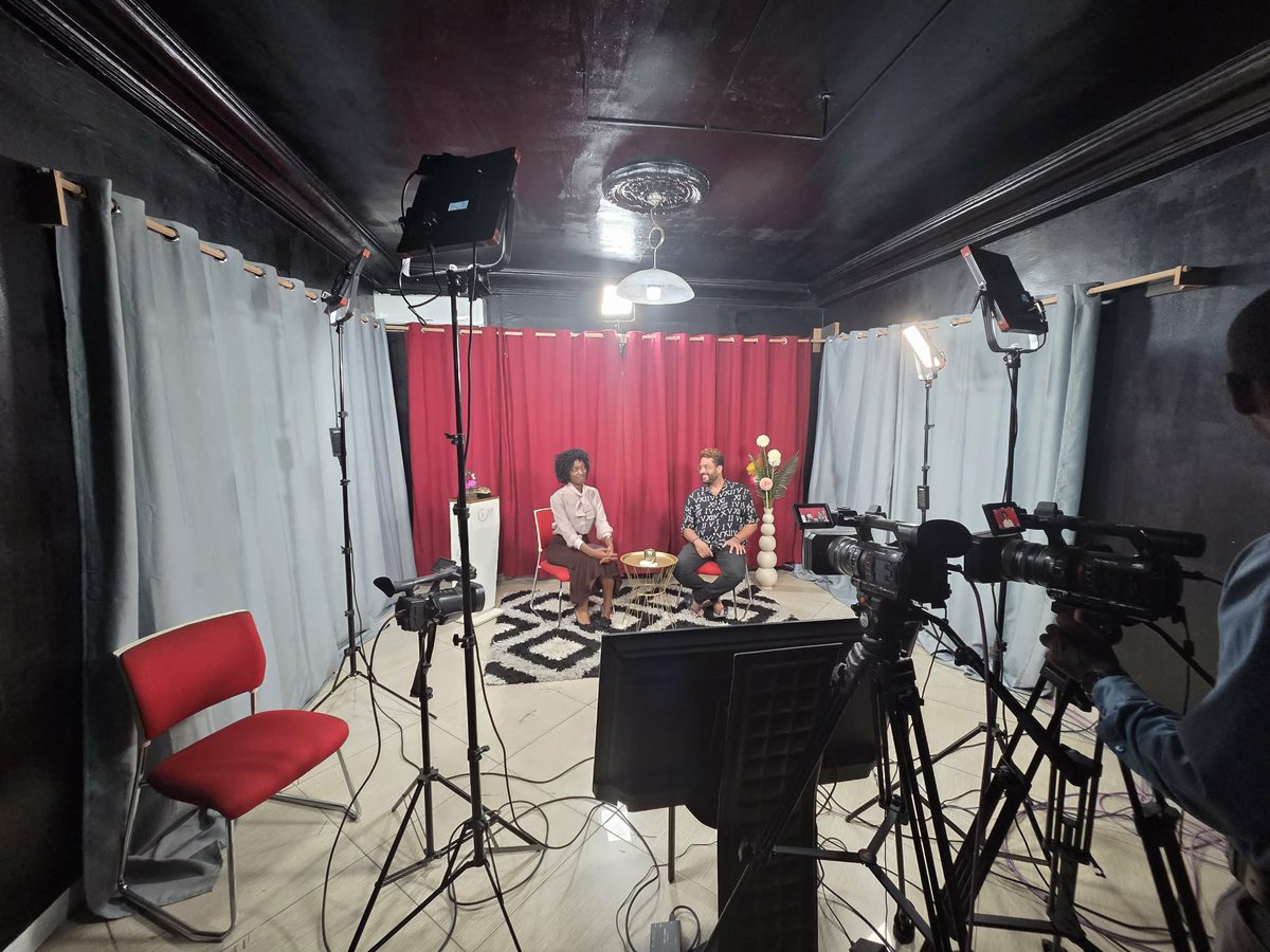labelth's tweet photo. Il s'est confié sur le besoin d'un retour aux sources, de découvrir le Gabon actuel, la nécessité d'y trouver une inspiration pour ses futurs projets artistiques ainsi que sur les joies et difficultés de la vie d'artiste. @gabonmediatime @AndreJAugand https://t.co/a0M2TDqA8i