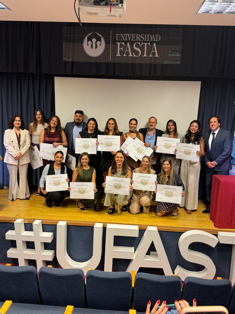 Felicitaciones a una cohorte extraordinaria 
Hoy celebramos a las 54 profesionales que egresaron de la Diplomatura en Propiedad Intelectual, Nuevas Tecnologías, Fashion Law e Industrias Creativas dictada por la Facultad de Ciencias Jurídicas y Sociales de la Universidad FASTA.