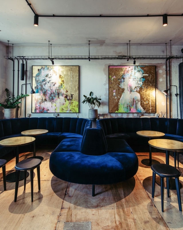 Welcome to @ministryweddings, a converted Victorian factory in the heart of Borough, London. This dynamic venue blends raw, creative energy with modern sophistication - from exposed brick and moody lighting to a stunning 11‑metre copper bar 🖤