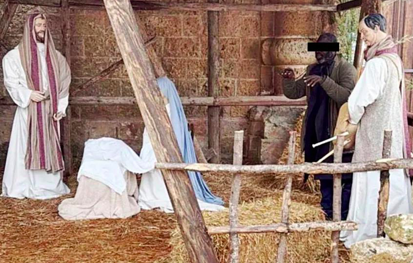 Рождественская история!
В Италии преступник попытался скрыться, притворившись пастухом в декорациях рождественского вертепа
На лишнего персонажа в сцене  обратил внимание мэр Галатоне. Сначала он принял мужчину за новую  фигуру и даже сфотографировал его.
t.me/BILD_Russian/2…