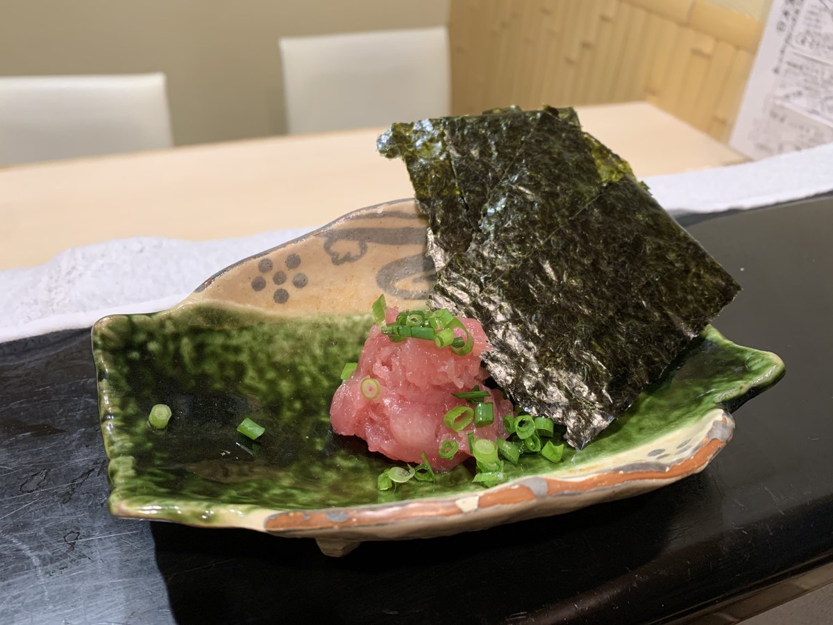 sushi_tetsu's tweet photo. メジマグロだから中落ちもサッパリしています　天然ならではの癖がなさ
味見は大事なお仕事です https://t.co/Nc7pDKQDQT