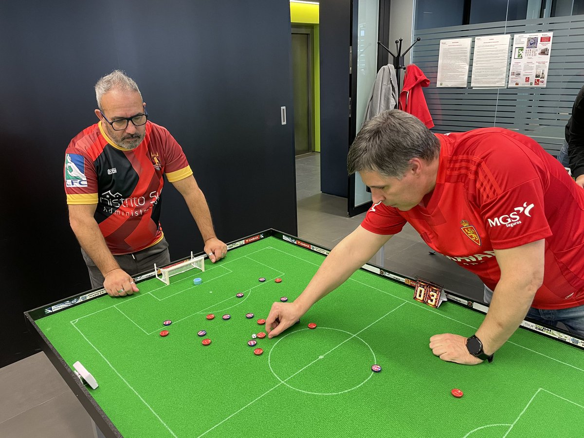 <a href="/DAlvarez1976/">David Álvarez</a> Seguimos disfrutando el #FútbolChapas con la misma pasión de infancia, hoy siendo todo un juego de mesa ⚽️👌🏻🥳
Ya somos +30 clubes por toda España, en los que podéis practicar y competir a nivel local y nacional 🏆
+ Info en ligafutbolchapas.com
<a href="/FutbolchapasLFC/">ligafutbolchapas</a>