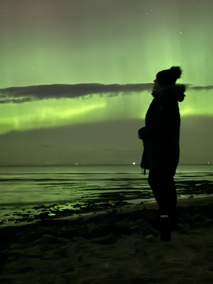 justvossi's tweet photo. Grabbed myself some tea and my tripod to enjoy the Aurora at a quiet wee spot at West Beach last night 🥰 Even saw two shooting stars 🤩💫 Such a great evening! 
#Auroraborealis 
@bbcweather @aurorawatchuk https://t.co/G5wmJvvNMX