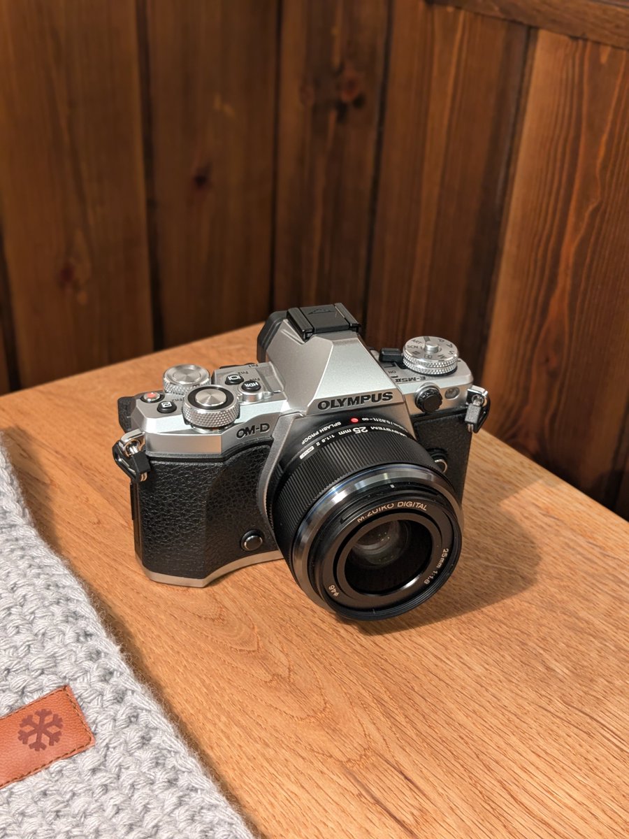 父親「その形でミラーレス！？ペンタプリズム入ってないのにその形は