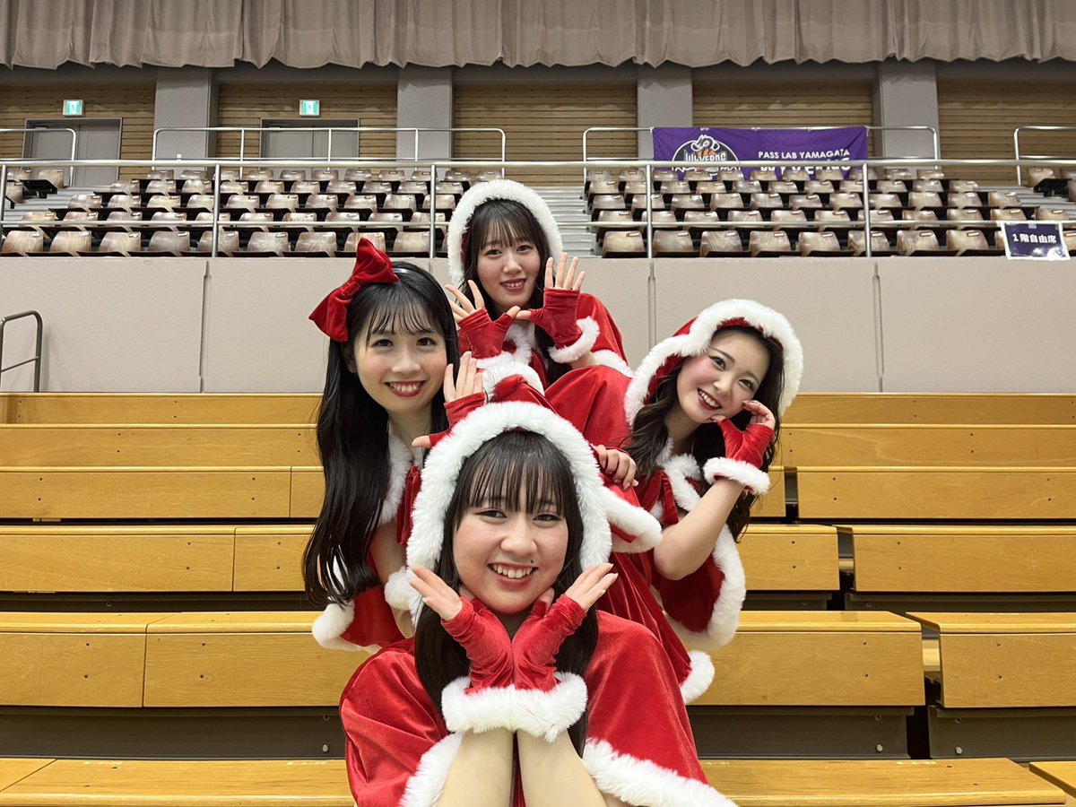 【HOME信州戦 GAME１】

今節は、白鷹町応援デーꉂꉂ📣
皆さんご来場ありがとうございました！

そして、少し早めのクリスマスバージョンでみなさんをお出迎え🎄♥️

サンタ姿はいかがでしたか？💖
明日もぜひお楽しみに✨️

#山形ワイヴァンズ
#ワイヴァンズチアリーダー