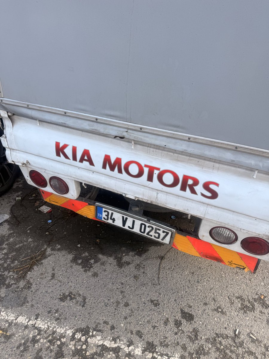 Hergün kadırımda yürüken şunlarla karşılaşmaktan sıkıldım aq ne bir ceza ne bir yaptırım  bir denetim var ülkede o kadar boş boş gezen bekçi var ver yetkiyi abi her semtte bu davarları bulup kessinler cezalarını <a href="/TC_icisleri/">T.C. İçişleri Bakanlığı</a> <a href="/AliYerlikaya/">Ali Yerlikaya</a> <a href="/istanbul_EGM/">İstanbul Emniyet Müdürlüğü</a>