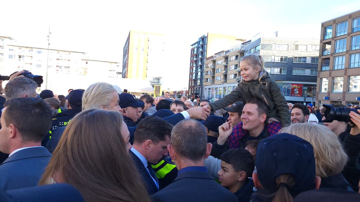 geertwilderspvv's tweet image. Vele honderden mensen op de been vanmiddag in #Papendrecht bij het begin van onze AZC-tour! Superdruk!

Miljoenen mensen willen geen AZC in hun dorp stad of dorp en de PVV steunt ze in hun verzet! Nederland is van de Nederlanders! 

Dank aan politie/dkdb! 🙏

#PVV #AZCwegermee