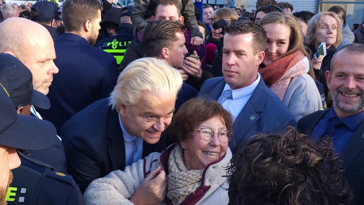 geertwilderspvv's tweet image. Vele honderden mensen op de been vanmiddag in #Papendrecht bij het begin van onze AZC-tour! Superdruk!

Miljoenen mensen willen geen AZC in hun dorp stad of dorp en de PVV steunt ze in hun verzet! Nederland is van de Nederlanders! 

Dank aan politie/dkdb! 🙏

#PVV #AZCwegermee