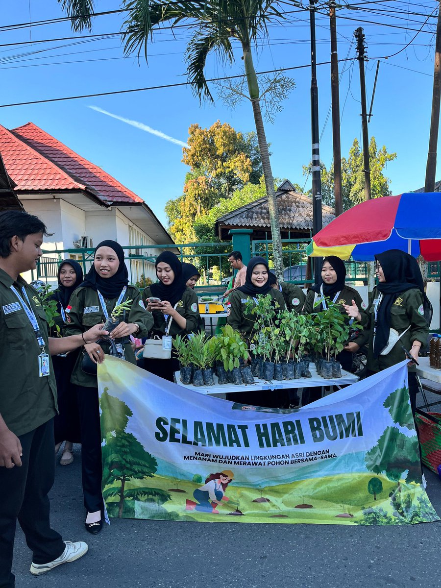 bemfapertaulm's tweet photo. 22 April 2025
==========================
Dalam rangka memperingati Hari Bumi (Earth Day) yang jatuh pada tanggal 22 April, kami dari BEM-KM Faperta turut berpartisipasi aktif dalam aksi nyata pelestarian lingkungan dengan membagikan bibit pohon kepada masyarakat sekitar. https://t.co/GA1ZaOIxzk