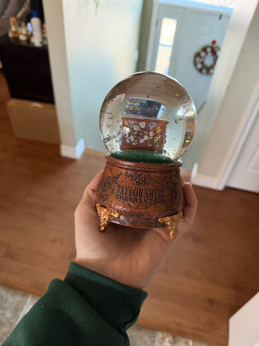 nick_dillon3's tweet photo. SOBBING MY EYES OUT 😭 THANK YOU SO MUCH @DayleMarie13 I LOVE YOU 😭❤️ @taylornation13 @taylorswift13 #TSTheEndOfAnEra #TSTheErasTour https://t.co/2dC5osjKfc
