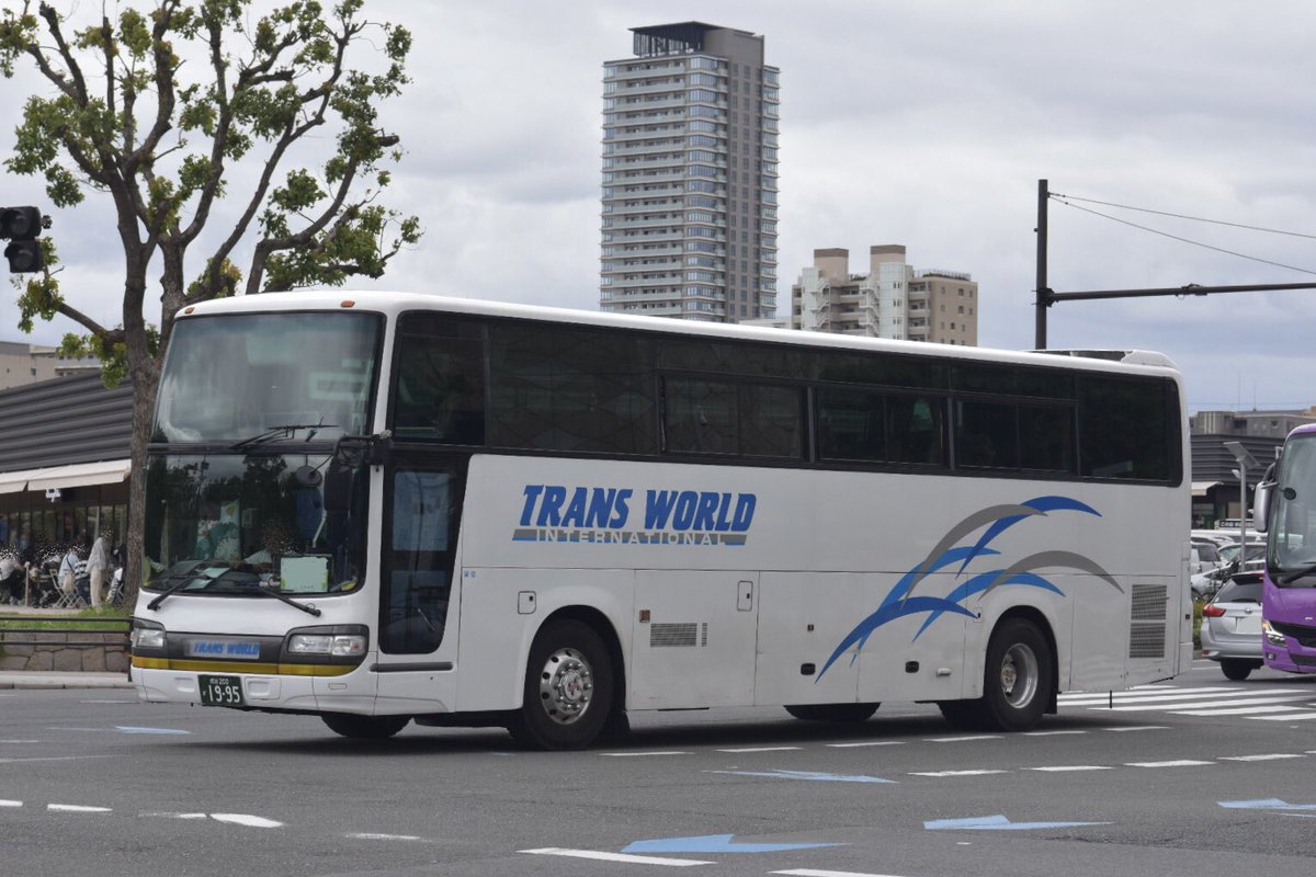 west10527's tweet photo. 5月の大阪城近辺で撮影できた車両、トランスワールドのセレガR GJです。 https://t.co/ids9Khtn0o