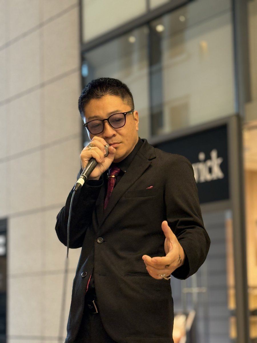 tomojiijomot's tweet photo. そして、ヤンキー！？チンピラ！？
どこの組の人！？
そんなイメージを作り上げた今回の衣装です😆（適当に言ってます）

ナルシストか！？😆

#TurtleDog 
#アカペラ
#ラジオパーソナリティ
#丸アカ2025 https://t.co/hPysrN1K3t