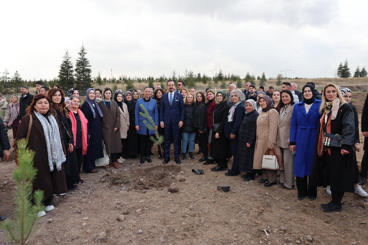 Başkanlığımızın 81 il, üç kademe buluşması kapsamında ilk olarak Ankara’mızda “Türk Dünyası Hatıra Ormanı” oluşturduk. 

Cumhurbaşkanımızın Sayın <a href="/RTErdogan/">Recep Tayyip Erdoğan</a>’ın başlattığı Yeşil Vatan Seferberliğine de destek amacıyla Türk Dünyası 2040 hedeflerini temsilen 2040 fidan dikimini