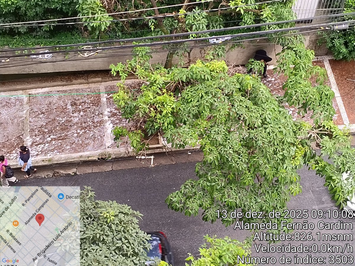 igleb's tweet image. Crise Hídrica na Al. Joaquim Eugênio com A.l Fernão Cardim. Prédio regando calcada com água de torneira, pode? @g1saopaulo @Estadao @sabesp @