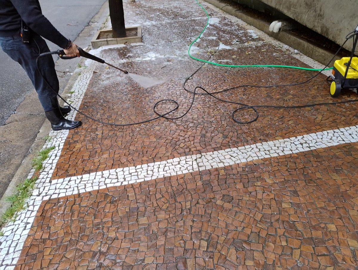 igleb's tweet image. Crise Hídrica na Al. Joaquim Eugênio com A.l Fernão Cardim. Prédio regando calcada com água de torneira, pode? @g1saopaulo @Estadao @sabesp @