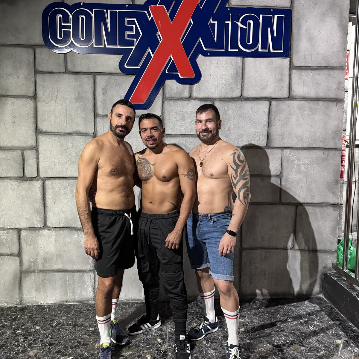 javicoboxxx's tweet photo. Severo trío !!😈 @Luissamy278 , @LupoNeroXL y yo en el club @Exxxtremecruis1  follando por más de una hora hasta quedar completamente agotados 💦💦💦😈😈😈 no se lo pueden perder 😁😁👌🏿 https://t.co/VoeAjEz5Sp