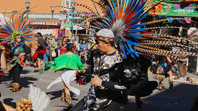 Photos: Dia de los Muertos in Oakland
#FOREST 
#tresgraças 
#beslemeyasaklanamaz 
#topbanhmi