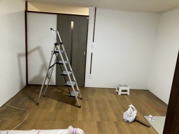 aya_investor's tweet photo. DIYで部屋の化粧合板の壁を全部白の壁紙にしました…！
やっぱ、全然違いました…！

ビフォア　アフター https://t.co/Q6ok8c6f8p