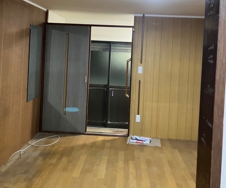 aya_investor's tweet photo. DIYで部屋の化粧合板の壁を全部白の壁紙にしました…！
やっぱ、全然違いました…！

ビフォア　アフター https://t.co/Q6ok8c6f8p