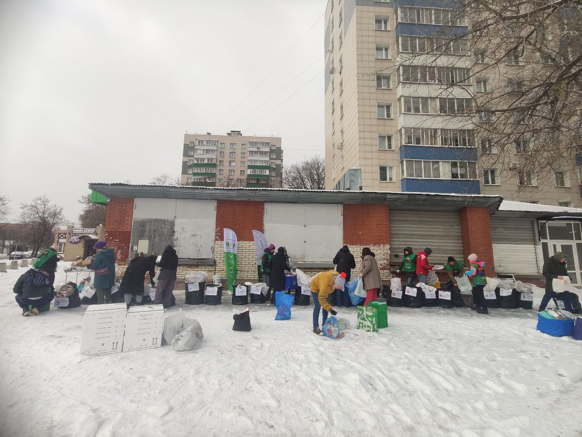 «Акция на Соколиной горе. Ровно год назад мы начали собирать раздельные отходы в районе. Сегодня была юбилейная акция, на которую благодарные жители принесли нам подарок - домашние кексы с символикой Движения "РазДельный Сбор Москва".»