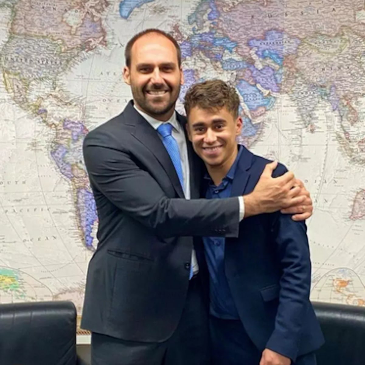 Peguem as pipocas!

Que cena edificante. De um lado, Eduardo Bolsonaro tentando explicar um fracasso internacional com a profundidade de um trabalho mal feito do ensino médio. 

Do outro, Nikolas Ferreira posando de estadista, falando em “fraude intelectual” como se o conceito