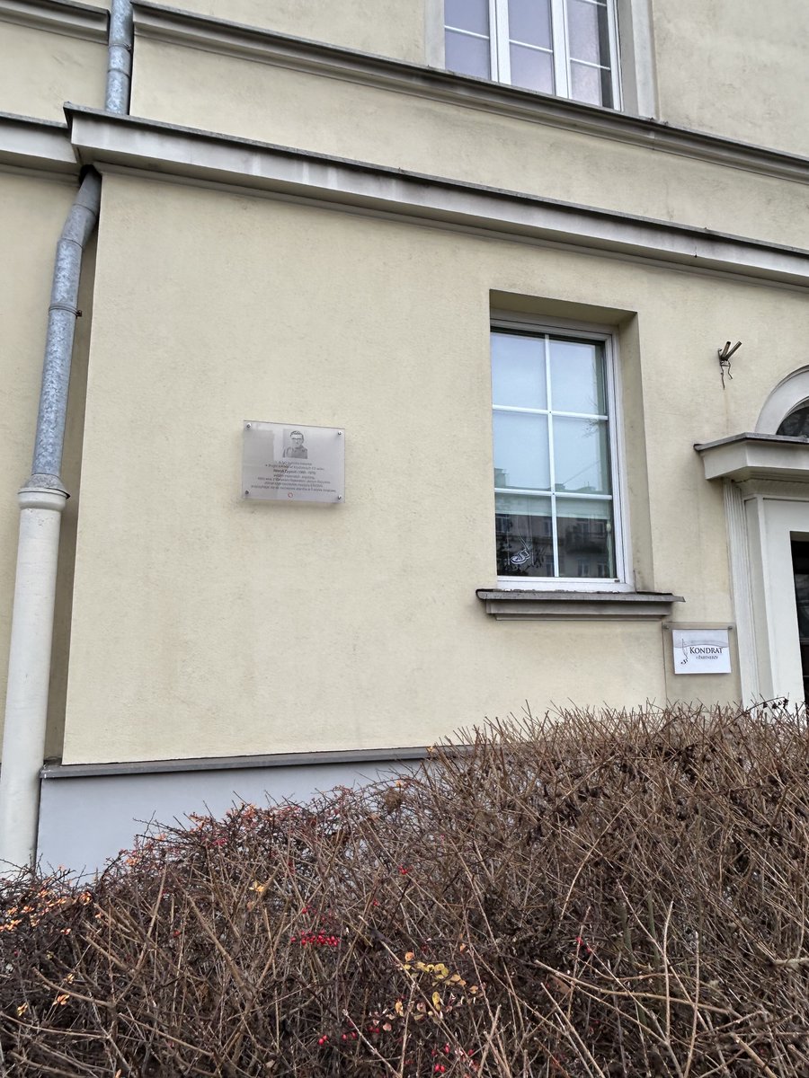 Paviman's tweet photo. In Warsaw, passing the house of Henryk Zygalski, one of the Polish mathematicians and cryptologists who helped to break the German Enigma-machine ciphers before and during World War II https://t.co/9FRJwLpHX3