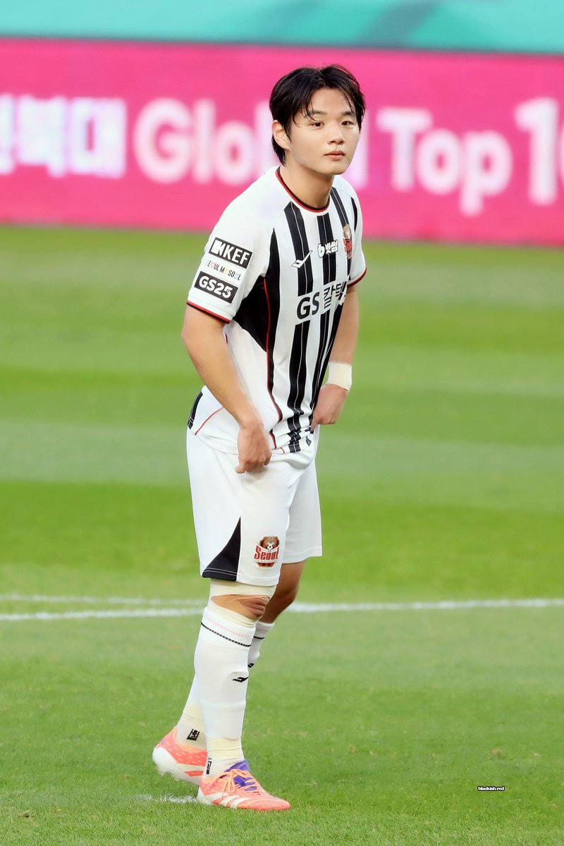 아 황도윤 귀엽고 축구도 잘하고 혼자 다 하네